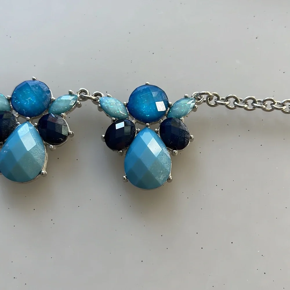 Charming Charlie 3 toned blue necklace on silver chain, costume jewelry - Picture 3 of 5